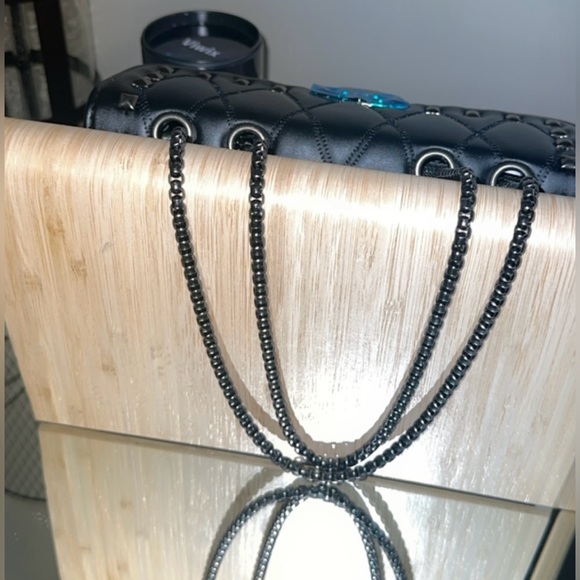 Super cute black Crossbody brand new - Picture 2 of 3